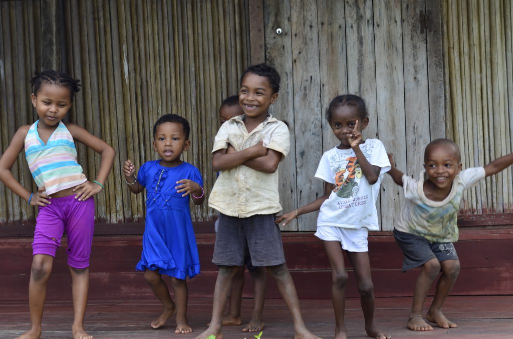 Photo of 6 Malagasy children smiling